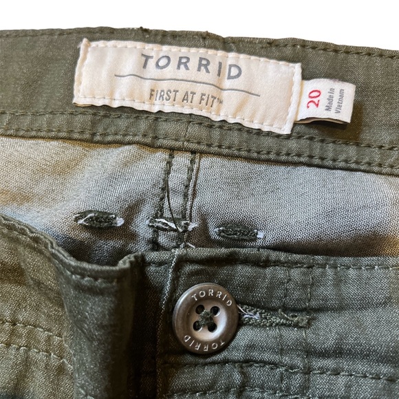 Torrid | Women’s Green Belted Skinny Leg Stretch Pants Size 20 - Picture 4 of 7
